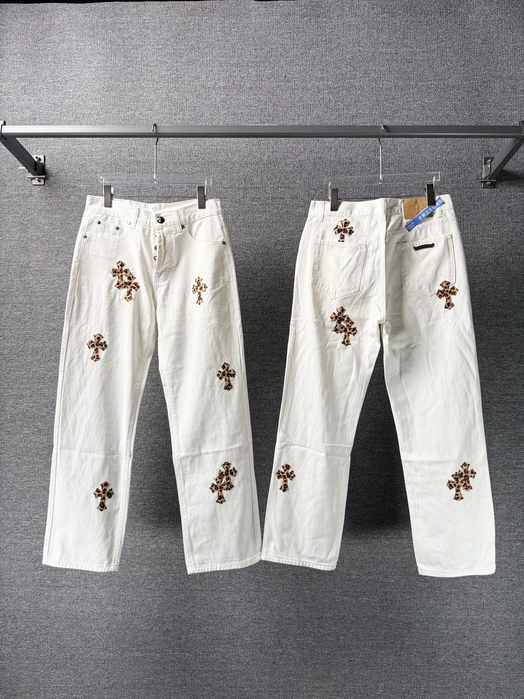 P230 💰 (Top version) Chrome Hearts/Chrome Hearts Classic white leopard print series colored leather cross washed color fabric unisex denim trousers Vibe style straight stacked god-level version Carbon fine bias denim color fabric Old vintage full set of hardware - Chrome Hearts white cow series The high version uses high-ounce custom fabrics, fermentation washing and soft color fixation, soft and thick to wear. The details are all made by hand-polished craftsmanship. Full-print jacquard fabric Unique design style. Through multiple processes to create a full retro feel. Unique niche non-contrast shirt. Customized distressed spray-painted buttons. Craftsmanship in every detail. Color: white leopard print. Size: 28-30-32-34 (corresponding to S-M-L-XL).